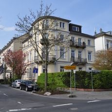 Villa mit Seitenflügel