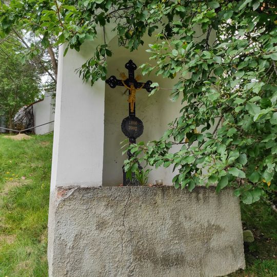 Výklenková kaplička pod kostelem