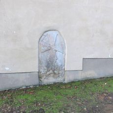Křížový kámen ve zdi kostela Nanebevzetí Panny Marie v Havlíčkově Brodě