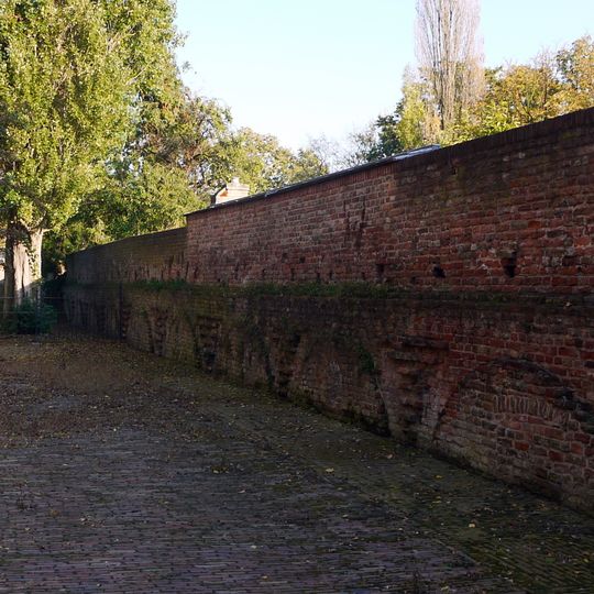 In het pand of op de grens van het erf bevindende stadsmuur