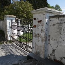 Ogrodzenie z bramami