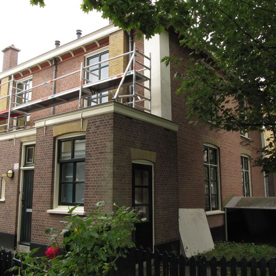 Blok van vier rug-aan-rug gebouwde woningen op vierkante plattegrond, bestaande uit begane grond en verdieping onder een plat dak
