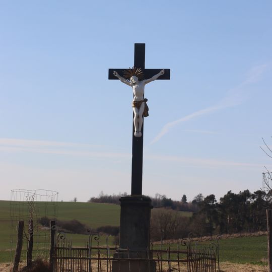 Kříž u silnice západně od Hostimi