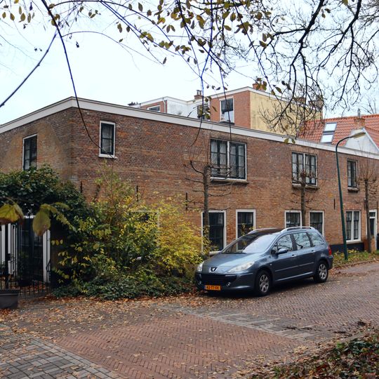 Pand, waarvan het zadeldak is gesloopt. De puntgevel aan de achterzijde bezat blijkens bewaard gebleven resten vroegere vlechtingen