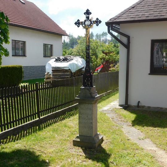 Kříž u kaple v Rozkoši