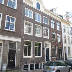 Pand met gevel onder verhoogde lijst met consoles