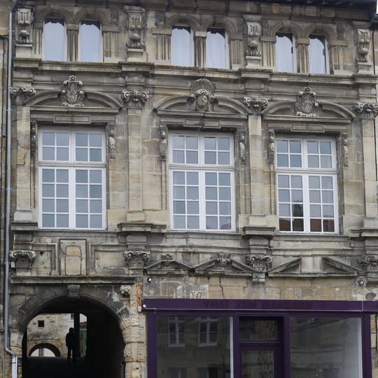 Maison, 3-3bis place de la Halle