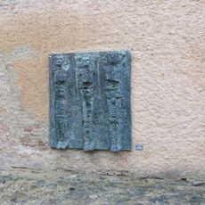 Plastika Stíny popravených u průchodu k IV. dvoru Malé pevnosti Terezín