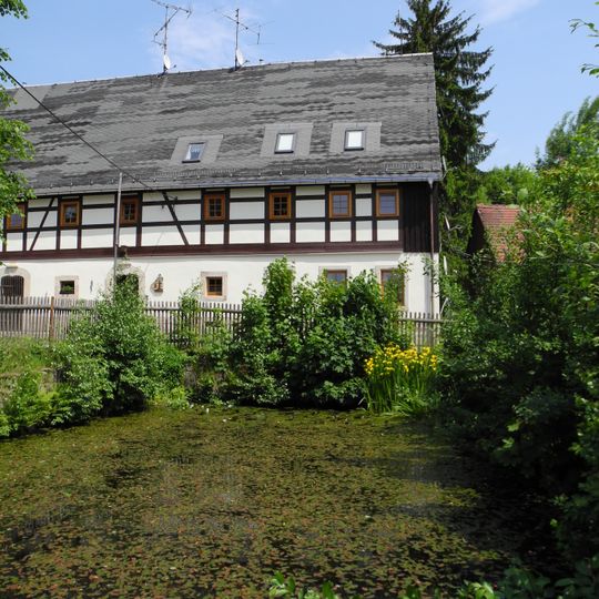 Wohnstallhaus, Seitengebäude und Scheune eines Bauernhofes sowie Teich vor dem Hof Liliensteinstraße 3