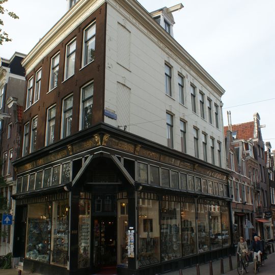 Hoekcomplex onder omlopend dak