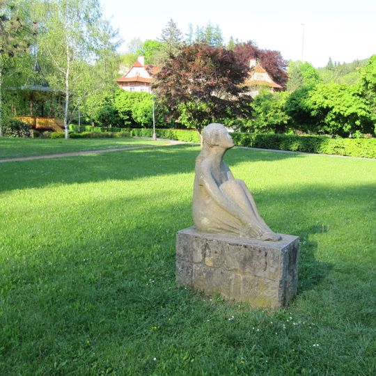 Socha sedící dívky v Lázeňském parku v Luhačovicích