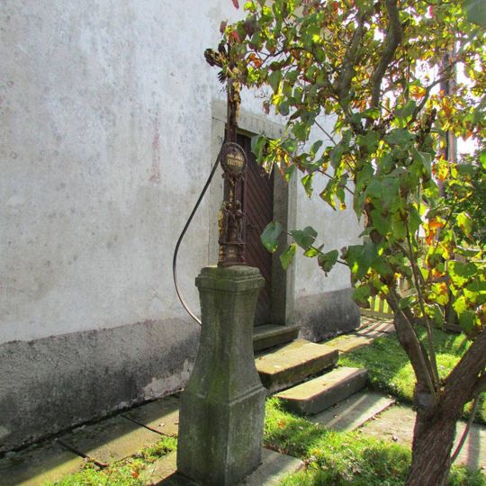 Kříž u kaple v Sázavě