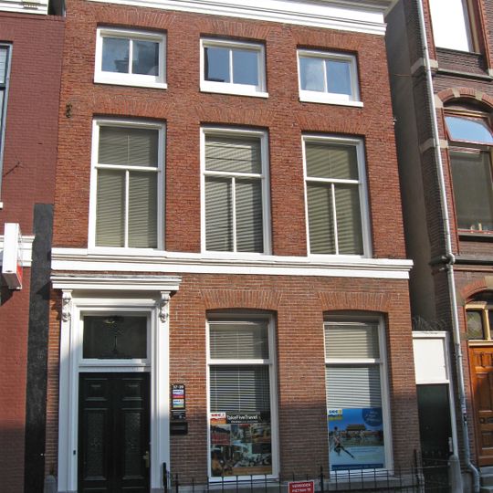 Eenvoudig pand met omlijste ingang