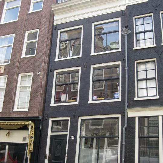 Ouder huis met latere gevel onder rechte lijst met dakkapel