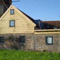 Rechthoekig verdiepingloos pand, zgn. karottenfabriekje, met aanbouwen onder pannen zadeldaken; korte gevels en bovenste gedeelte der lange gevels voorzien van delen (rabat); 9-ruitsvensters.