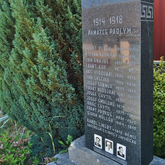 Pomník padlým v Ješově poblíž hasičské zbrojnice