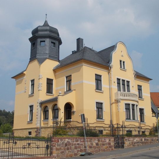 Villa mit Einfriedung und Nebengebäude Döbelner Straße 3