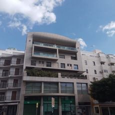 Edificio de viviendas y locales comerciales