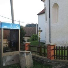 Kříž za kostelem v Popovicích