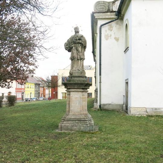 Socha svatého Jana Nepomuckého u kostela na Husově náměstí v Chabařovicích
