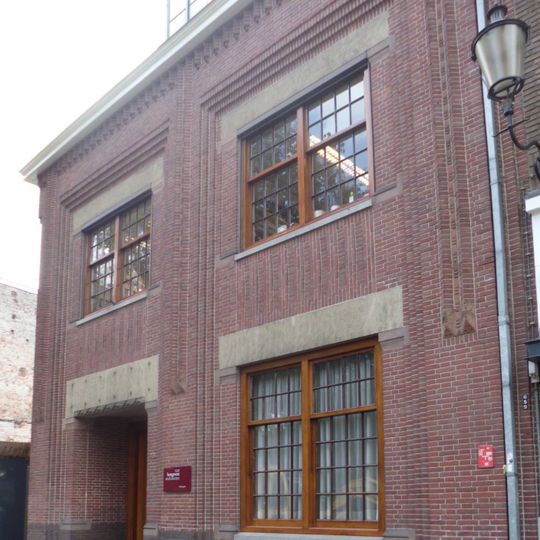 Oorspronkelijk woonhuis later Bankgebouw