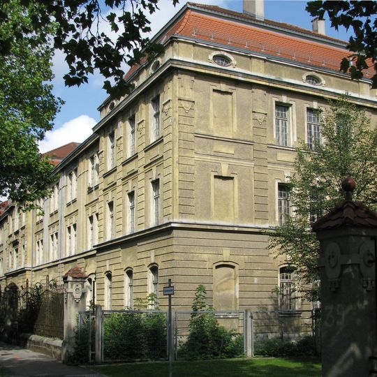 Mannschaftsgebäude