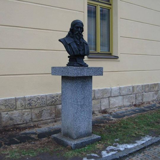 Busta J. A. Komenského před ZŠ v Bělé pod Bezdězem