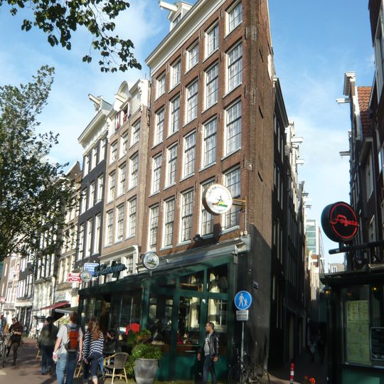 Hoekhuis onder schilddak met vijfraamsgevel onder rechte lijst