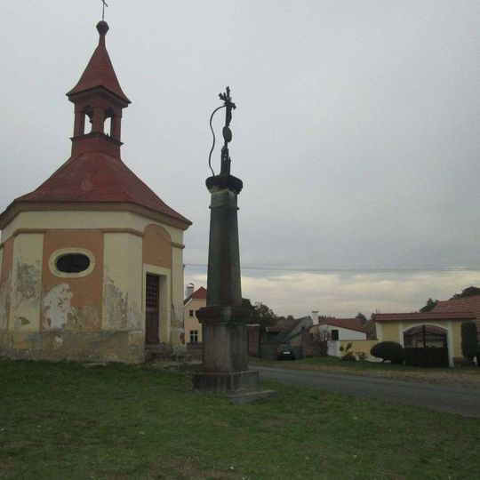 Kříž na návsi v Černotíně