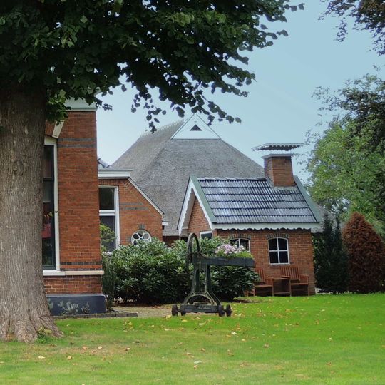 Bijschuur onder rieten schilddak