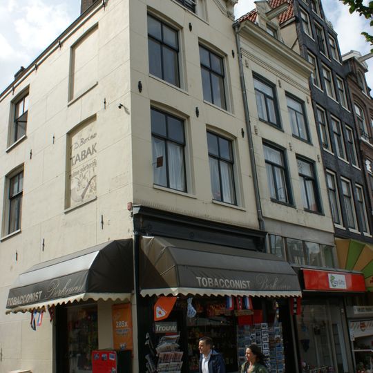 Huis met gepleisterde en onder een rechte lijst gebrachte gevel