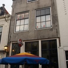 Huis met gecementeerde puntgevel, oorspronkelijk trapgevel