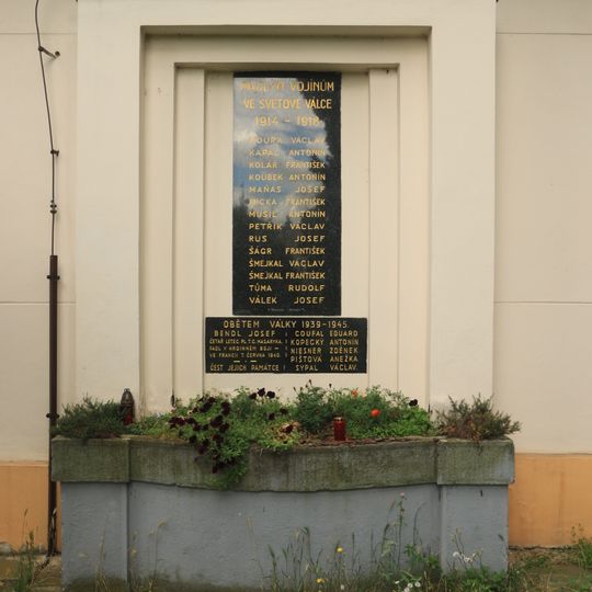 Pomník padlým v parku na rozcestí ulic Polabská a Všetatská v Miškovicích