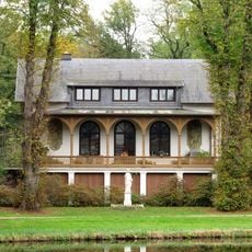 Meiereivilla mit Rundscheune