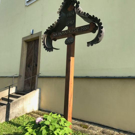 Dřevěný kříž u kostela sv. Vavřince