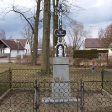 Kříž na návsi u kaple