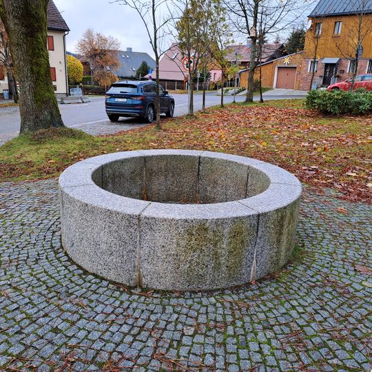Kašna v západní části náměstí v Božím Daru