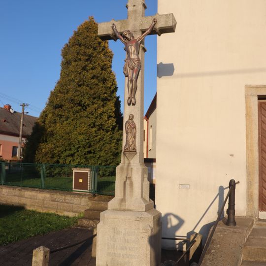 Kříž u kostela sv. Prokopa v Domamili