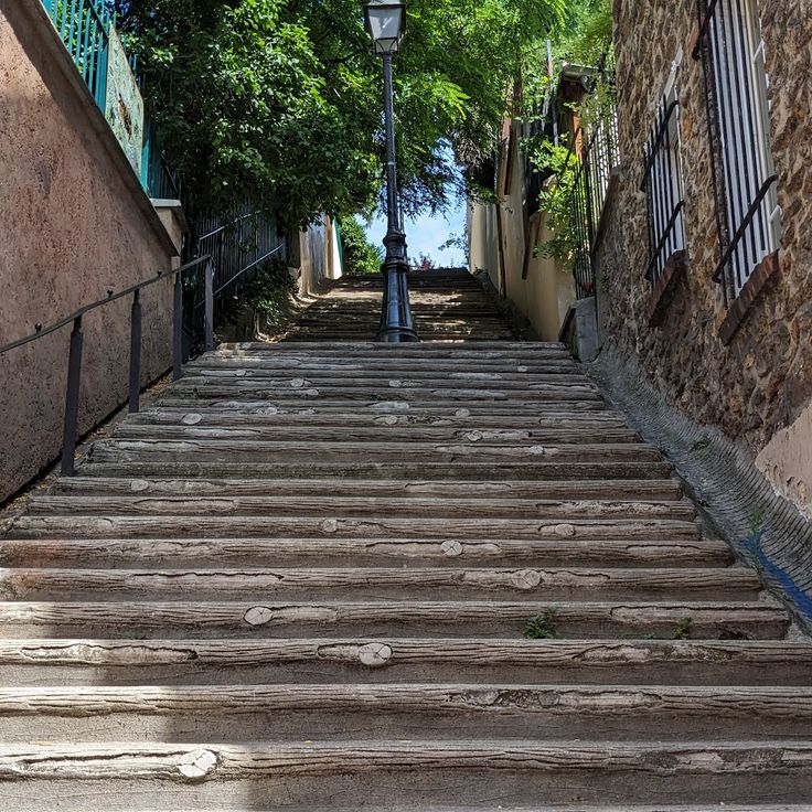 Stairs to reach historic campagne à Paris streets