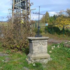 Kříž na rozcestí naproti domu 261 v Mařenicích