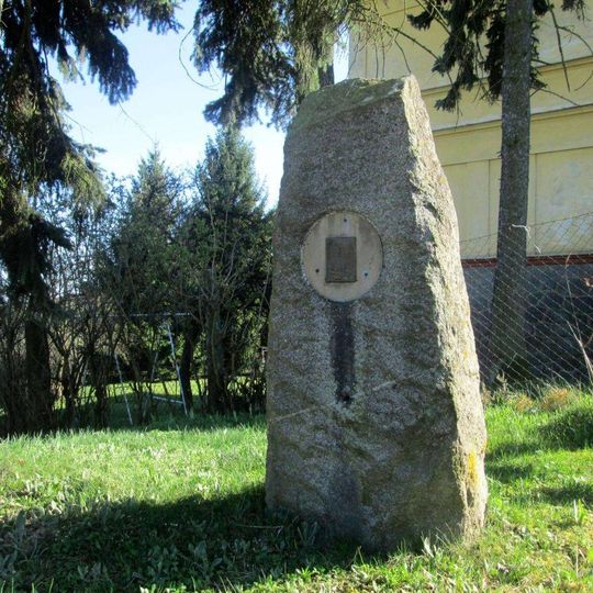 Památník u bývalé školy v Ústaleči