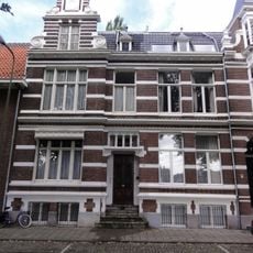 Woonhuis in Eclectische vormentaal en elementen van de Neo-Renaissance en Chaletstijl