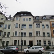 Mietshaus in geschlossener Bebauung mit Einfriedung und Vorgarten Kochstraße 47