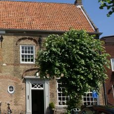 Huis met zij-topgevel en met zadeldak dat een geheel vormt met dat van nr 33/35