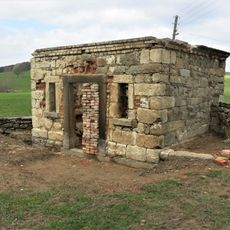 Kaple za kostelem v Lobendavě