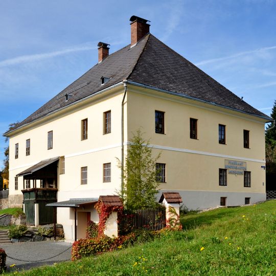 Ehem. Pfarrhof, Kindergarten, Aufbahrungshalle