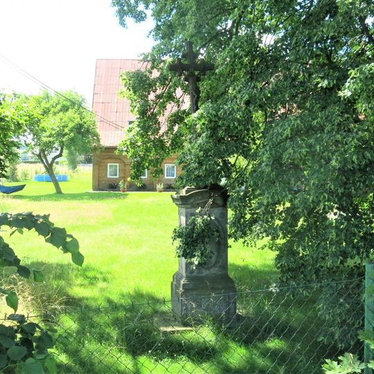 Kříž v zahradě domu 21 v Dolních Křečanech