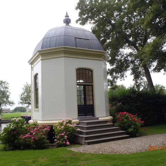 Bij het landhuis vechtlust gelegen veelkantige koepel