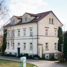 Wohnhaus, Seitengebäude, Scheune und Toreinfahrt eines ehemaligen Vierseithofes An den Höfen 14