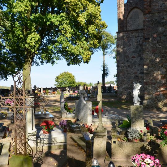 Cmentarz przykościelny w Cielętach